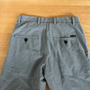 Kostymbyxor - Gråa Kostymbyxor ifrån Jack&Jones i storlek 27/30, använda en gång, skriv för frågor⭐️