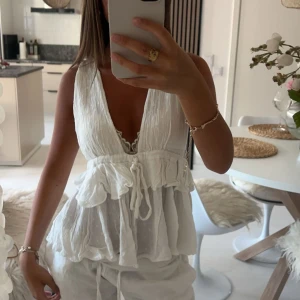 Sommartopp vit - En så fin sommartopp som är tunn✨⚡️🌸