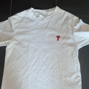 Ami Paris Tshirt  - En av de trendigaste tshirtsen på marknaden🔥den är väldigt snålt använd o är nytvättad, därmed ser den lite skrynklig ut. Lägre pris kan accepteras om smidig affär. Org. Pris: 1400