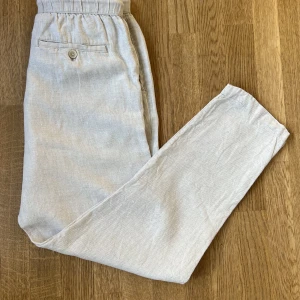 Linnebyxor ZARA - Säljer ett par riktigt goa och sköna linnebyxor ifrån ZARA. De är i storlek EUR38 vilket ungefär motsvarar S. Hör av er vid frågor eller funderingar