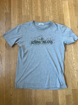 Stone Island T-shirt - Säljer en mycket det stone island t-shirt och är i storlek S. Hör av er vid frågor eller funderingar