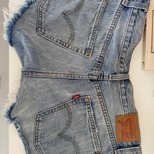 Levis short 1 gång använda - Helt nya shorts. Storlek 27. Använda 1 gång. 