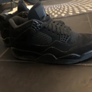 Jordan 4 black cat  - Jordan 4 blackcats i storlek 42 dom är i nyttskick och har använts ett fåtal gånger. Jag köpte skorna för inte mer än några veckor sedan men sen så tyckte inte jag att dom passade på mig längre.