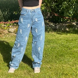 Blixt jeans  - Köpta i storlek XS men rekommenderar S!  Jag säljer nu dessa fina jeans pgr av att de inte längre är min stil❣️  Har inte tagit skada alls, ingen fläck och är knappt använda 💕 