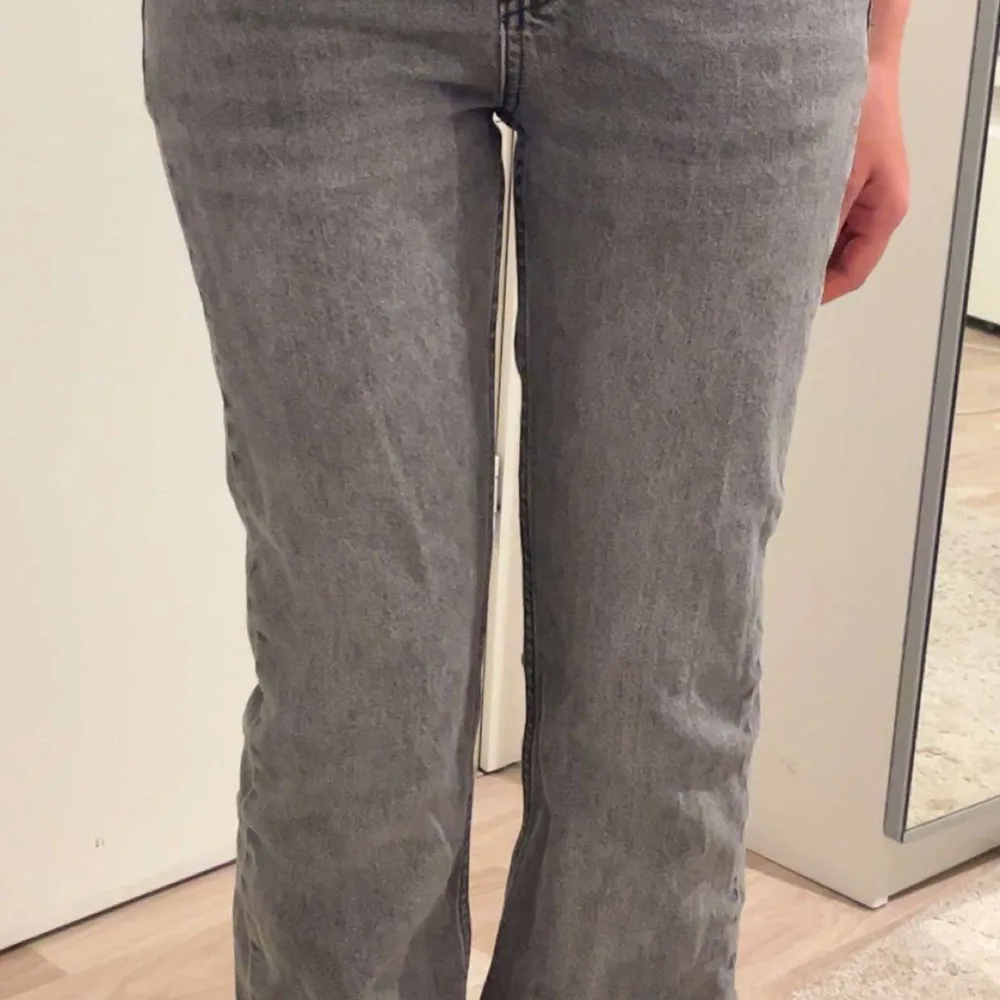Säljer snygga gråa jeans ifrån Gina🤍🫶🏼 Hade behållit dem 100% men de blev tyvär för småa. Har använts men kommer i helt perfekt skick. (I bilden så sitter dom lite för thight då dem är för småa för mig, dem ska vara lite lösare!💘) Og pris 600kr!. Jeans & Byxor.