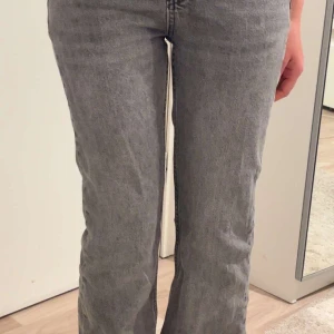 Perfekt jeans Gina tricot! - Säljer snygga gråa jeans ifrån Gina🤍🫶🏼 Hade behållit dem 100% men de blev tyvär för små. helt perfekt skick. Pris går att diskutera🙌🏼🙌🏼 vill du ha mera bilder meddela mig💕 Og pris: 600kr!