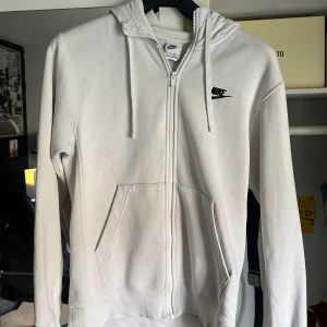 Nike luvtröja med dragkedja - Inga skador eller så, den är i väldigt bra skick