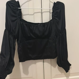 Svart top, H&M - En svart ”satin” topp från H&M, endast använd en gång. Passar S/M. 
