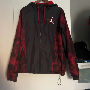 Jordan vindkacka - Storlek S passar även M, Mycket bra skick, passar när det blåser. Kan även spänna åt i midjan.