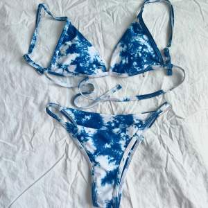 Ny blå och vit mönstrad bikini topp + underdel. Storlek M men liten i storlek, mer XS/S<3