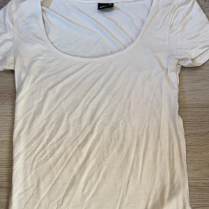 Tight t-shirt - Mjuk, stretchig och fin t-shirt med en tajt passform från Gina Tricot. Använd ca 1 gång. 