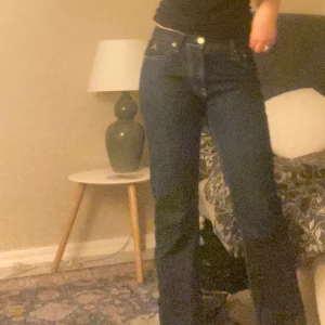 Lågmidjade levis jeans - Säljer nu mina jättesnygga marinblå jeans som ör från levis x jordan, de är suuuuper snygga men har tyvärr blivit lite kortare på mig än vad jag vill ha💓är inte jättekorta på mig och är 166 med ganska långa ben. Skriv vid frågor eller använd köp nu!💕