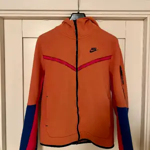 Jag säljer min Nike tech fleece för att den inte används. Nypriset är 1350 och jag säljer den för 400kr. Lite nopprig i ryggen, det är därför jag säljer den så billigt. Köparen står för frakten och priset kan diskuteras😁