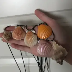 Snäck-halsband av riktiga snäckor. Handgjorda och nya. De har ett skimrande glitterlager på sig och halsbanden är justerbara.☺️💍🐚kontakta gärna vid frågor och innan köp☺️kolla profil🌺💍🌸🐚120 st🐚För fler snäck-halsband kolla andra annonser🌸💍🐚