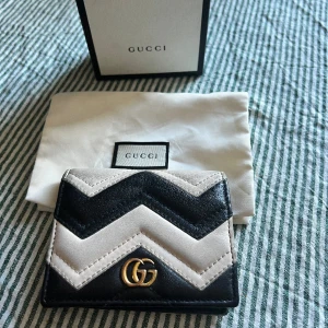 Gucci Marmont Plånbok - Plånbok från Gucci. Kommer med dustbag och kartong. I fint skick, se bilder.  Säljer pga använder enbart korthållare. Saknar tyvärr kvitto. Givetvis äkta. Kan skicka bild på serienr och fler bilder