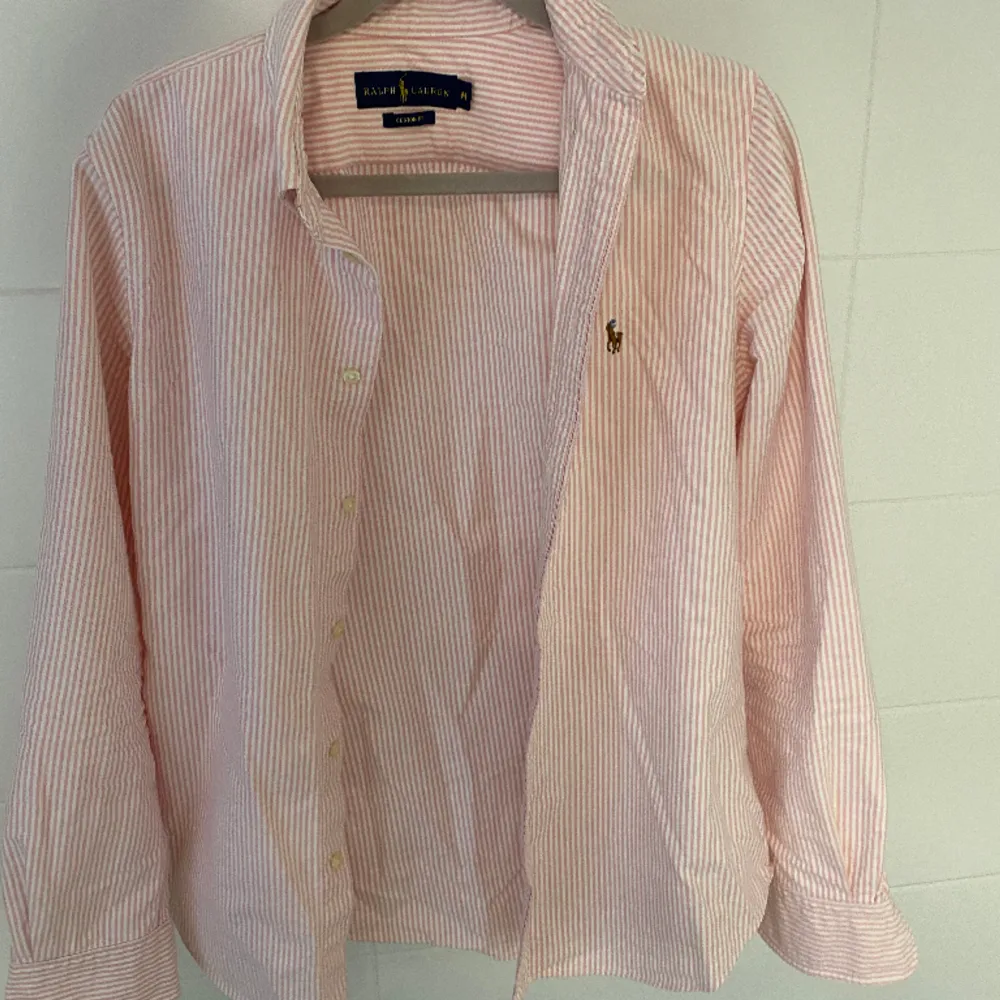 Ralph Lauren skjorta custom fit i storlek M. Köpt på Plick med har bara används en gång av mig. Nytvättad ❤️. Skjortor.