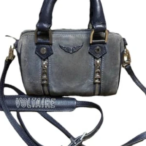 Vet någon vart denna finns ? - En liten sadig voltaire väska 