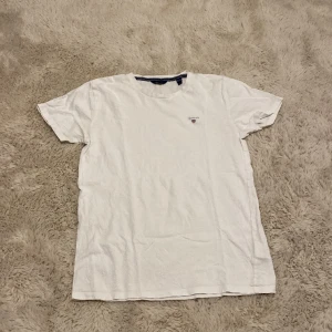 Gant t shirt  - Vit gant T-shirt med en liten logga. 