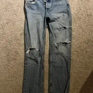 Säljer dessa så snygga zara jeans i rak modell. Han använde dom några gånger och gillade de super mycket men har tyvärr blivit försmå. De är i storlek 36. Inköpta för 420 kr i mars 2023. Skrivit pris därnere men kom med bud om du anser något annat