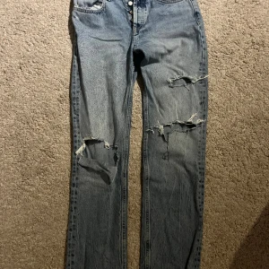 Trasiga straight jeans - Säljer dessa så snygga zara jeans i rak modell. Han använde dom några gånger och gillade de super mycket men har tyvärr blivit försmå. De är i storlek 36. Inköpta för 420 kr i mars 2023. Skrivit pris därnere men kom med bud om du anser något annat