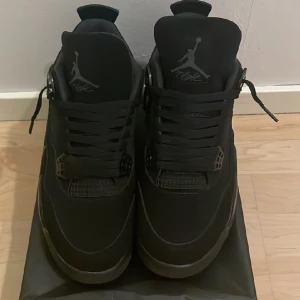 Jordan 4 - Hej säljer ett par Jordan 4 black cats i nytt skick har haft på mig dom 1-2 gånger 
