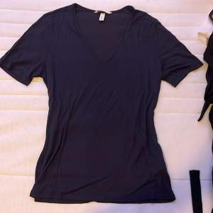  Jättefin marinblå t-shirt från H&M i matrialet viskos. Helt ny aldrig använd aldrig tvättad.