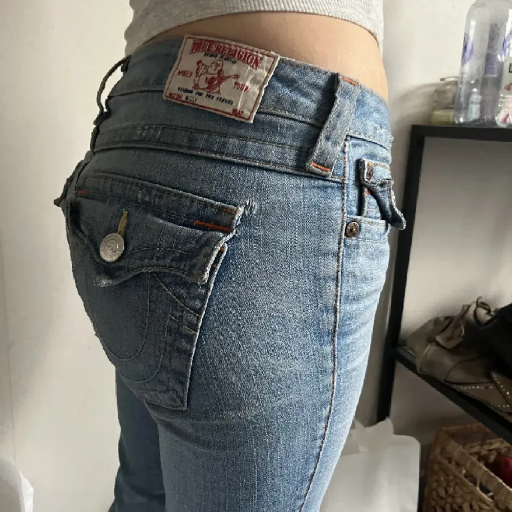 Säljer dessa så snygga lågmidjade bootcut true religion jeans då de är för stora för mig. Innerbensmått: 85 cm, midjemått: 39 cm. Kan skickas fler bilder, bara att fråga 💕(bilderna är lånade från tjejen jag köpte dessa av på plick). Jeans & Byxor.