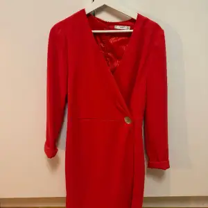 Jättefin röd klänning som är använd vid 1 tillfälle. Fin skurning och snygg detalj på höften. Bekväm och sitter som en smäck på. Kommer aldrig till användning därav säljer. 