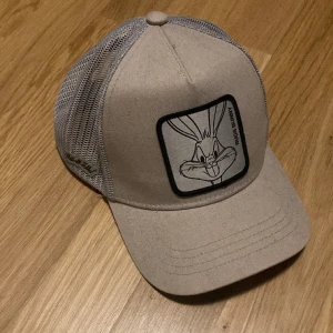 Keps (bugs bunny) - En bugs Bunny keps är oanvänd den är jättebra skick Nice på huvudet och passar alla ( ny pris ca 400kr) 