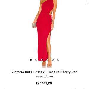 Säljer denna fina långklänning som är köpt på Revolve. Endast använd en kväll på en gala. Strl XS
