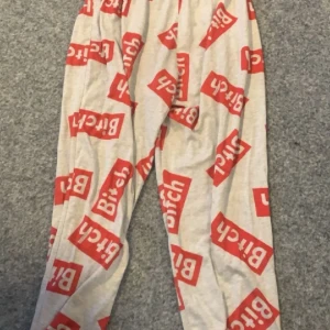 Pyjamasbyxor  - Säljer pyjamasbyxor med texten ”bitch” på som har varit favvo byxorna i garderoben. Det är storlek XXL men passar toppen på mig som har XS/S. Kontakta mig på dm vid frågor och bilder om byxorna❤️