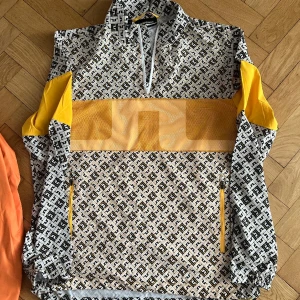 J Lindeberg windbreaker - Jättefin windbreaker från i år. Buren 1-2 gånger och vill nu bli av med den. 