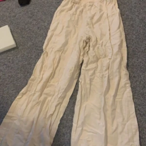 Linnebyxor  - Beigea linnebyxor ifrån bikbok som jag nu säljer för att dom börjar bli lite korta då jag gillar rätt långa byxor. Super sköna och fina. Dom är lite breda i benen men det syns ej när man har dom på. Vid funderingar och bilder om byxorna kontakta dm❤️