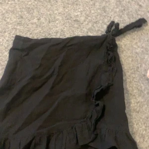 Kjol - En svart vanlig kjol som kommer från shein som inte varit till användning. Kontakta mig på dm vid frågor och bilder om kjolen🥰