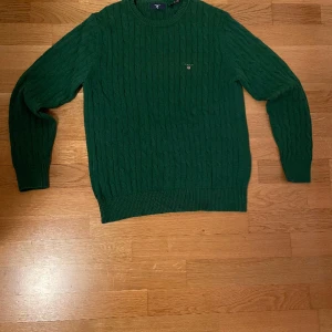 Gant cable knit tröja - Säljer denna stiliga Gant tröja då jag växt ur den för ett tag sen. Bra skick, endast använd ett fåtal gånger. Pris kan diskuteras vid snabb affär.