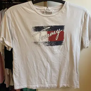 Säljer denna Tommy Hilfiger T-shirt ifrån Kidsbrandstore. Säljer den då den inte kommer till användning längre. Den är bara använd ett få tal gånger Säljer den för: 299:- Ny pris: 499:-