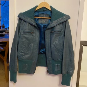 Blå vintage skinnjacka! - Säljer denna supercoola vintage  skinnjacka med så fin fit!🥳 Står stt den ska vara i storlek 44 men jag skulle uppskatta den som en S-M🥰🥰❤️