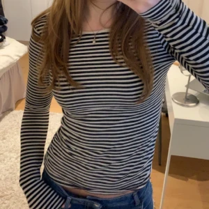 Randig långärmad med öppen rygg💘 - Jättefin randig långärmad tröja med öppen rygg från H&M💘 Säljs för att den inte används längre, kontakta mig för fler bilder, frågor och intresse!