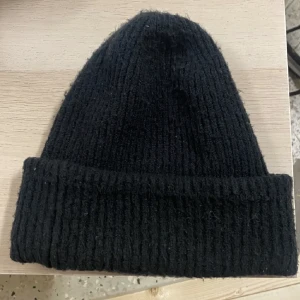 Mössa från Gina🖤 - Fin svart mössa från gina tricot som jag använt förra året, använder bara min vita mössa och säljer därför den här, men den är fortfarande i fint skick❤️