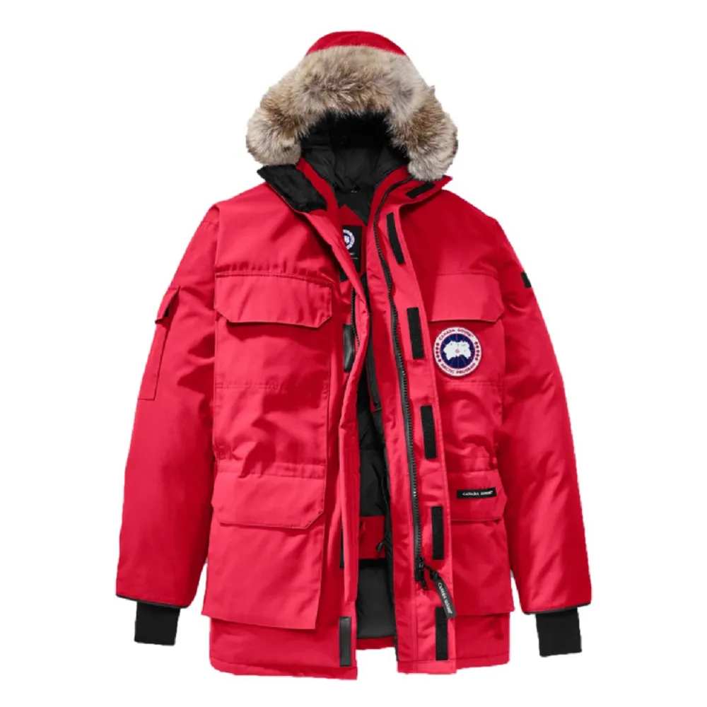 Säljer min röda Canada Goose Expidition jacka, den är i väldigt fint skick, använd i två vintrar! ❤️ priset kan diskuteras!. Jackor.