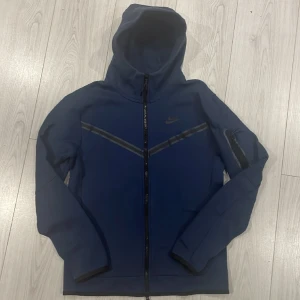 Nike Tech Zip Hoodie - En nike tech zip hoodie som aldrig används. 9/10 skick, väldigt väl omhändertagen. Storlek S men kan även passa en som bär storlek M. Hör av dig vid fler frågor eller liknande😁