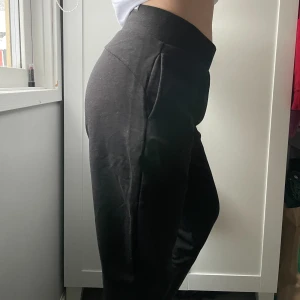 Svarta mjukisbyxor🖤 - Säljer dessa svarta mjukisbyxor från Puma då jag inte tycker de passar mig längre. De är inte använda mycket alls och är väldigt fräscha. Jag hoppas någon annan kan få nöje av dem!