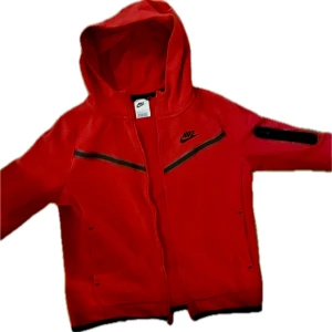 Röd Nike Tech fleece - Hej min Nike Tech fleece är till salu som jag nu växt ut. Jag köpte den för cirka 1 år sedan för 1099 i en Nike affär Den är i helt okej skick med lite fläckar
