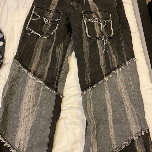 Jeans med detaljer - Snygga wide jeans med coola detaljer, är 187-188 och 29-30 i midja och passar perfekt.