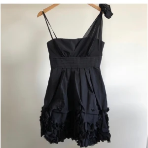 Svart cocktail klänning  - Så galet fin klänning från BCBGMaxAzria, orginalpris är 3000kr. Nyskick, perfekt till fest och födelsedag🤍 