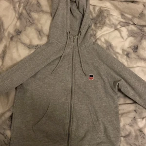 Grå kofta - I storlek small, från lager 157 men ganska gammal så finns nog inte kvar där men använd få gånger