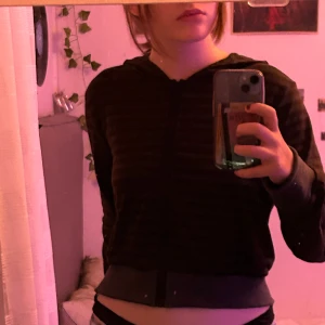 Randig hoodie  - Den är ganska tunn och kort. Aldrig använt den. Snygg🤩storleken är L men skulle säga s/m men det beror på vilken passform man vill ha!