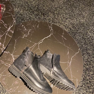 Kängor från Tamaris  - Fina kängor från Tamaris strl 38 men en liten passar nog bäst på en 37a 