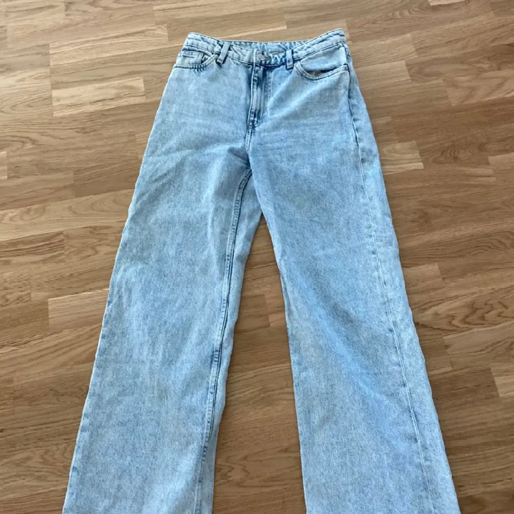 Ett par jeans från monki. Inga defekter då de knappt vart använda. Skriv privat för mer info😊❤️. Jeans & Byxor.