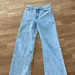 Jeans - Ett par jeans från monki. Inga defekter då de knappt vart använda. Skriv privat för mer info😊❤️